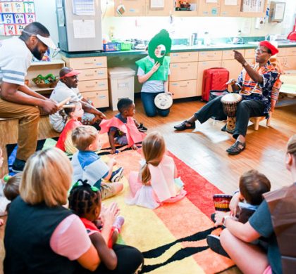 Wolf Trap Master Teaching Artist Kofi Dennis interacts with students and teachers in a Chattanooga-area early childhood classroom.