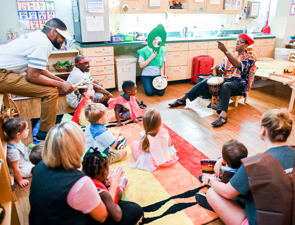 Wolf Trap Master Teaching Artist Kofi Dennis interacts with students and teachers in a Chattanooga-area early childhood classroom.